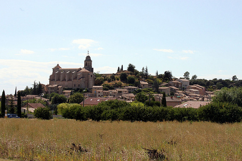 Eglise de Bédoin surplombant la ville  by p&m02