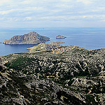 Randonnée dans les calanques. Vue sur Les Goudes et l'ïle Maire. by Tinou61 - Les Goudes 13008 Bouches-du-Rhône Provence France