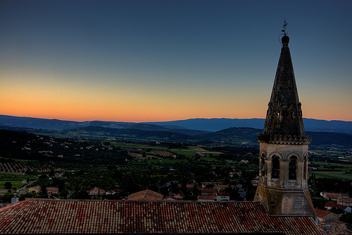 Morning Comes on Saint-Saturnin lés Apt by Les Rho@des