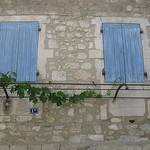 Volets bleus en bois par Andrew Findlater - St. Rémy de Provence 13210 Bouches-du-Rhône Provence France