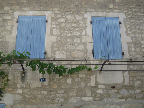 Volets bleus en bois par Andrew Findlater