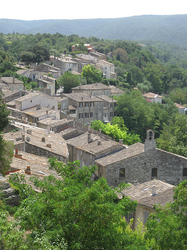 Le village de Menerbes en Provence par Andrew Findlater