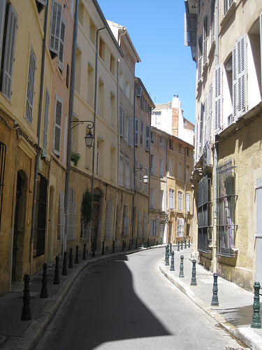 Aix en Provence : rue ensoleillée par Andrew Findlater