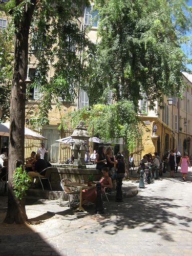 Place ensoleillée à Aix en Provence par Andrew Findlater