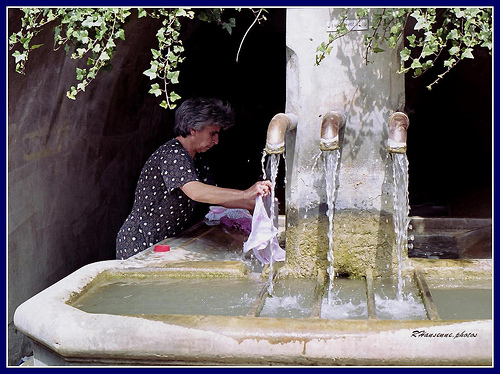 La lessive (Lavoir d'aubette,  Manosque, automne 2005) par Rhansenne.photos