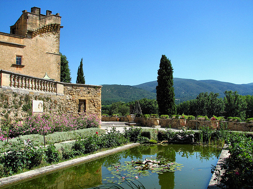 Château de Lourmarin : premier Château Renaissance en Provence by Vins64