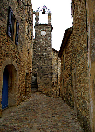 Ruelle de pierres à Lacoste en Provence by patrickd80