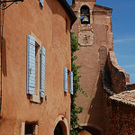 Ruelle et clocher à Rousillon by Gatodidi - Roussillon 84220 Vaucluse Provence France