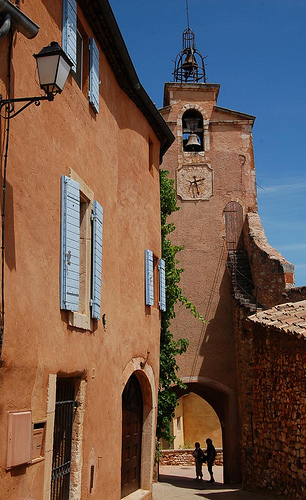 Ruelle et clocher à Rousillon by Gatodidi