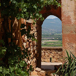 Perspective... vue à travers porte par Gatodidi - Roussillon 84220 Vaucluse Provence France