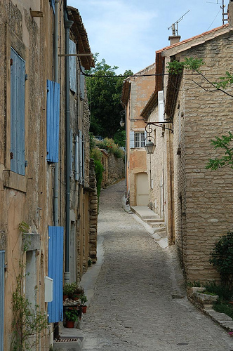 Ruelle pavée et maison en pierres by Gatodidi