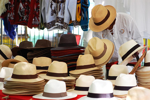 Marché de chapeau à Lourmarin par Gatodidi