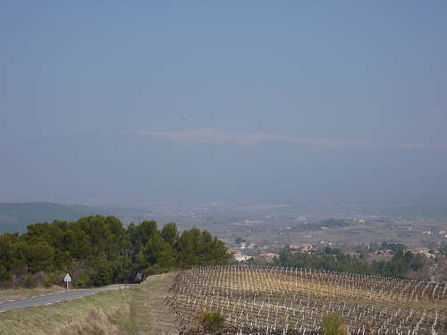 Le Mont-Ventoux se cache dans la brume by gab113