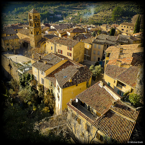 Les toits de Moustiers Sainte Marie par Michel-Delli