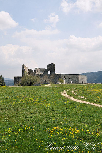 Ruines du Château de Lacoste by L_a_mer