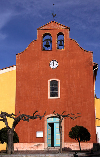 Eglise-rouge-jaune-arbre by Brigitte Mazéas