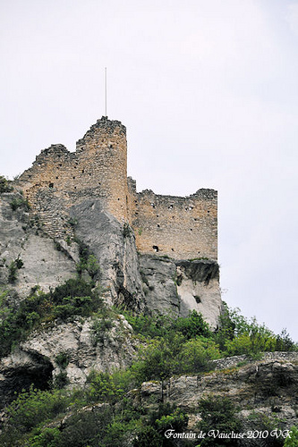 Vestiges du Château des Evêques par L_a_mer