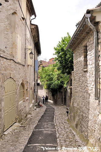 Ruelle de Vaison-la-Romaine par L_a_mer