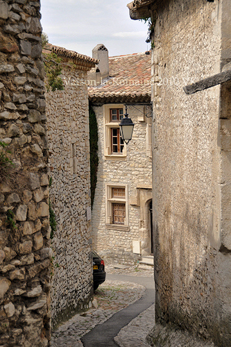 Ruelle à Vaison-la-Romaine by L_a_mer