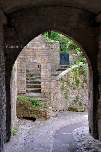 Ruelle et arche à Vaison-la-Romaine by L_a_mer