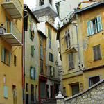 Ruelle et immeubles jaunes de Nice par onno de wit - Nice 06000 Alpes-Maritimes Provence France