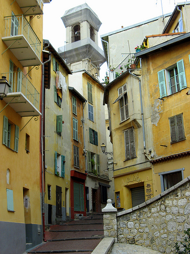 Ruelle et immeubles jaunes de Nice par onno de wit