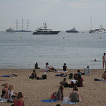 Plage bondée de Cannes pendant le festival par monette77100 - Cannes 06400 Alpes-Maritimes Provence France