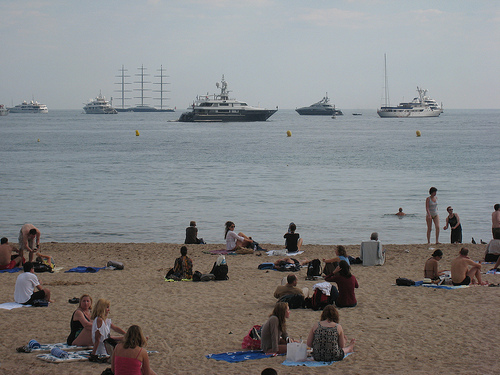 Plage bondée de Cannes pendant le festival par monette77100