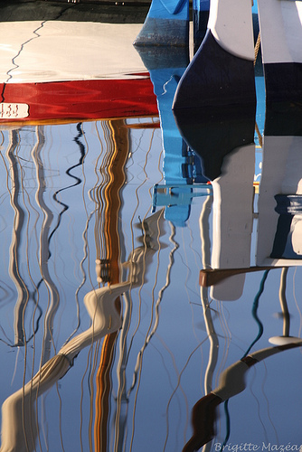 Reflets de bateaux (Sanary). par Brigitte Mazéas