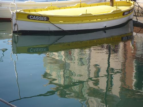 Cassis : reflet au port par motse@yahoo.com