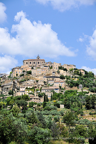 Gordes : escalier de maisons sur la colline by L_a_mer