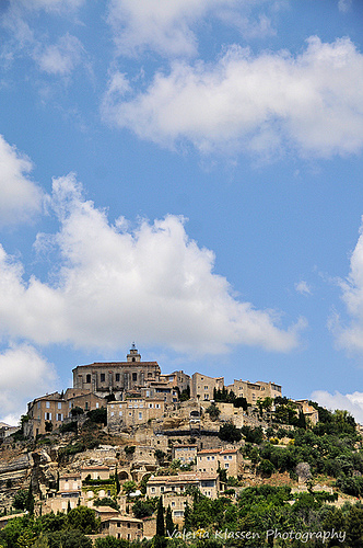 Gordes : escalier de maisons vers le ciel by L_a_mer