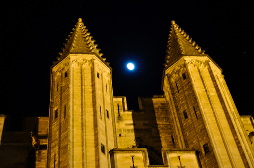 Lune à l'entrée du Palais des Papes : essai transformé by Laurent2Couesbouc