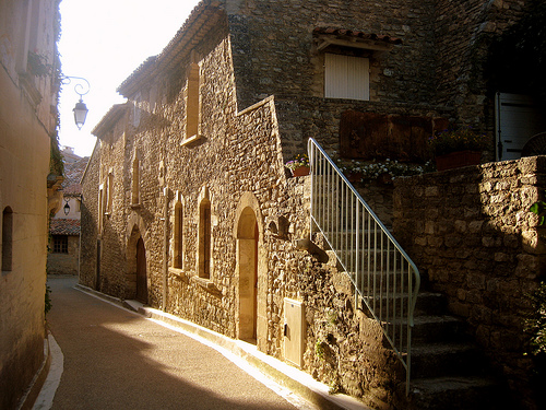 Venasque, village des monts du Ventoux by Olivier Colas