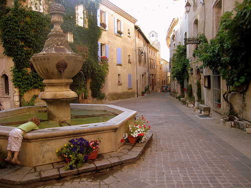 L'enfant à la fontaine - Venasque, village des monts du Ventoux par Olivier Colas