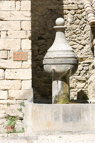 Montbrun-les-Bains - Fontaine du Beffroi par La Drôme