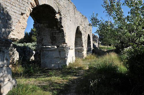 Alpilles : Arches de l'aqueduc de Barbegal par :-:claudiotesta:-: