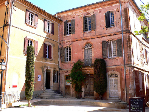 Place principale de Roussillon par jackie bernelas