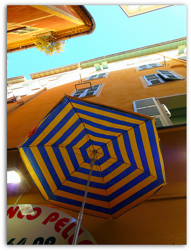 Sous le parasol exactement :-) par CHRIS230***