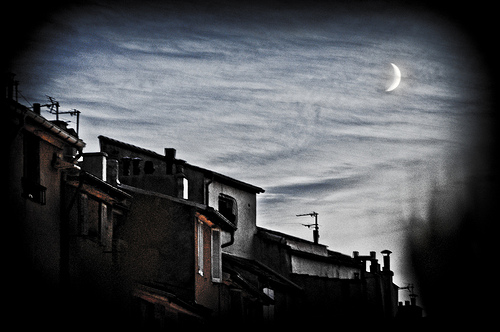 Levé de Lune sur les toits d'Aix en Provence par Rémi Blanc