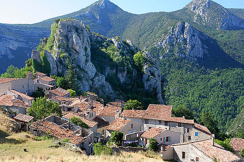 Village perché de Rougon par peace-on-earth.org