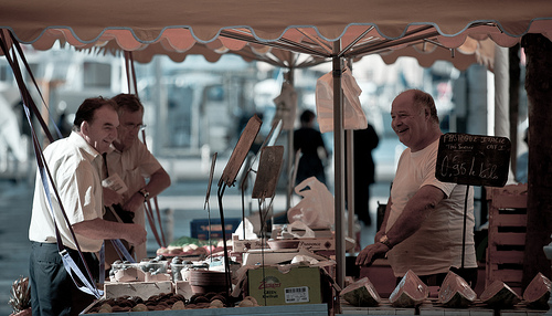 Rires au marché de Toulon by Macré stéphane