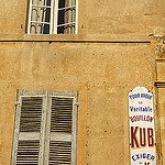 Façade à Aix : le temps arrêté by Queen Dot Kong - Aix-en-Provence 13100 Bouches-du-Rhône Provence France