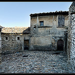 Ruelle 100% pierre à Lacoste par Gramgroum - Lacoste 84480 Vaucluse Provence France