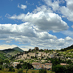 Montbrun les Bains et son château qui domine le village par roterrenner - Montbrun les Bains 26570 Drôme Provence France