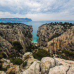 Calanque d'En-vau... la roche découpée en deux par la plage par guitou2mars - Cassis 13260 Bouches-du-Rhône Provence France