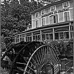 La vieille roue de l'hotellerie Le château par Tenebre Viola - Fontaine de Vaucluse 84800 Vaucluse Provence France