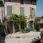 Vieille batisse avec sa vigne vierge by Joël Galeran - Vaison la Romaine 84110 Vaucluse Provence France