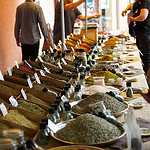 Bonnieux Markets : spices par Ann McLeod Images - Bonnieux 84480 Vaucluse Provence France